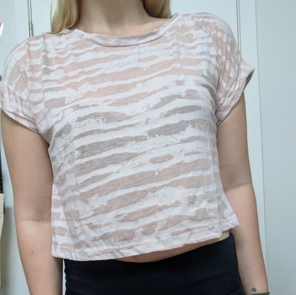 Casual crop tee with cuffed sleeves